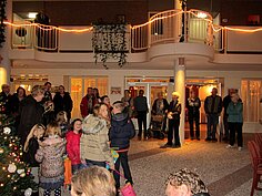 2015-Kinderen zingen kerstliedjes bij seniorencomplex Fokkesteeg